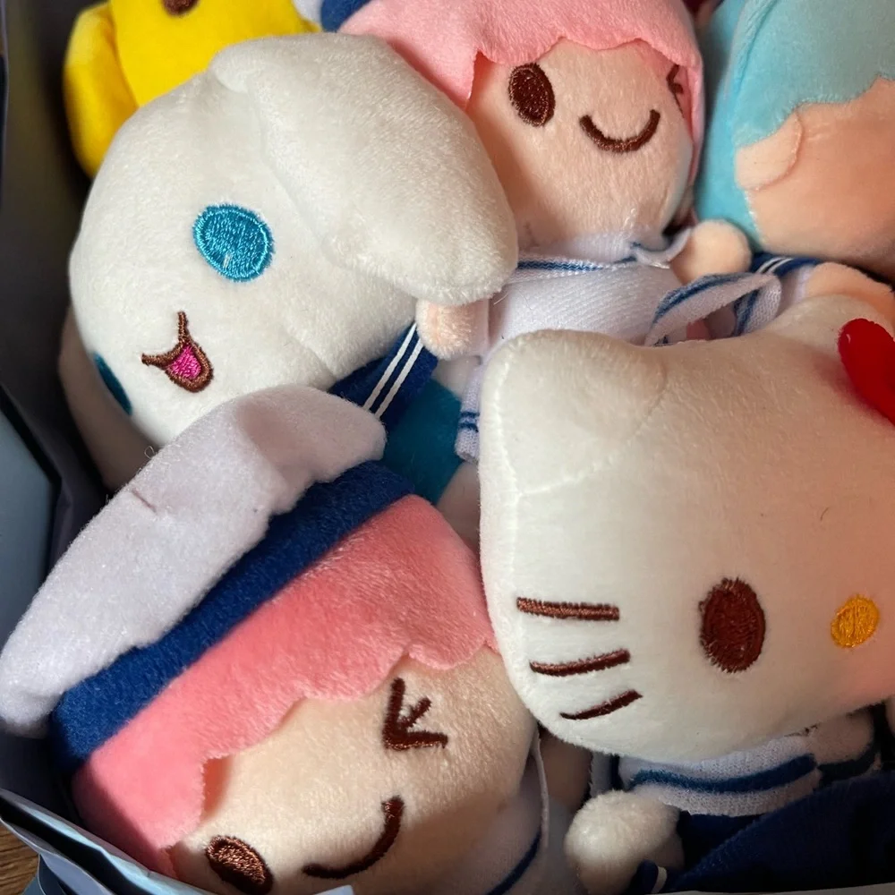 SANRIO-Imported (NWOT) Large Character Plush Bouquet with Greeting Card - Picture 6 of 15